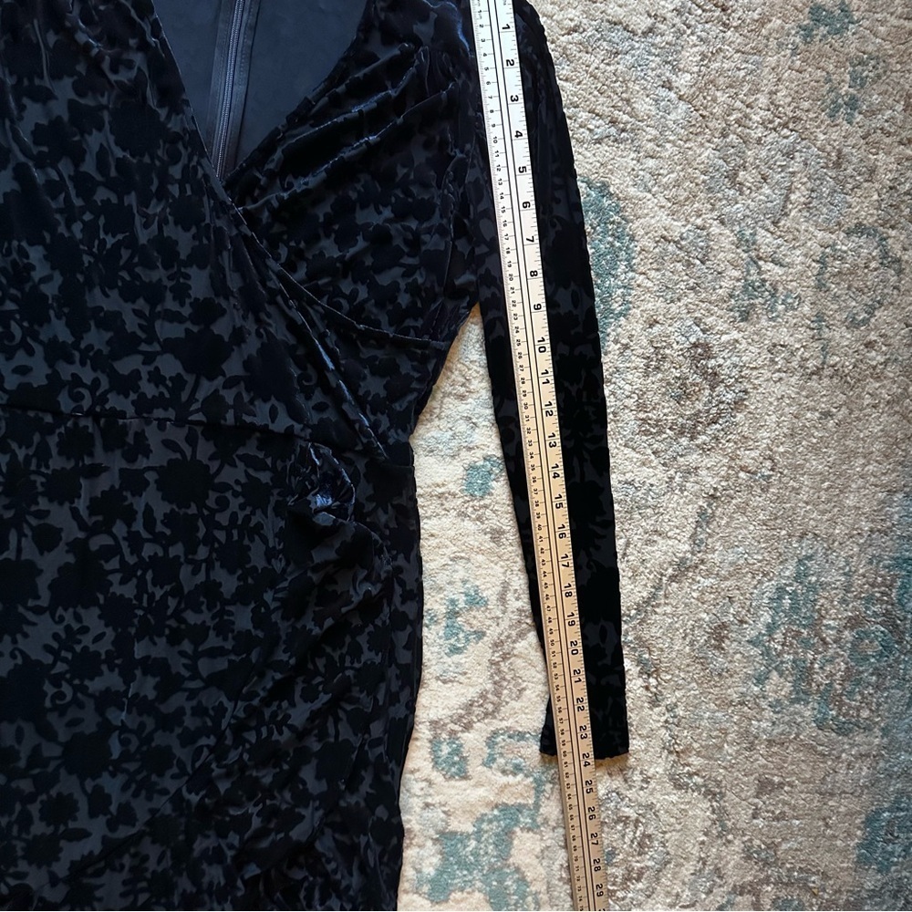 🌟3/$20🌟 Navy velvet burnout dress - Picture 9 of 9